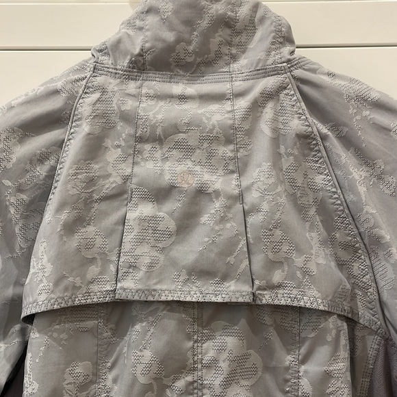 Lululemon Travel to Track Jacket Gray—Excellent Condition! Pockets-Lightweight-4 - Picture 9 of 13